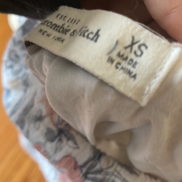 The brand is Abercrombie and fitch size xs in womens - Picture 4 of 4